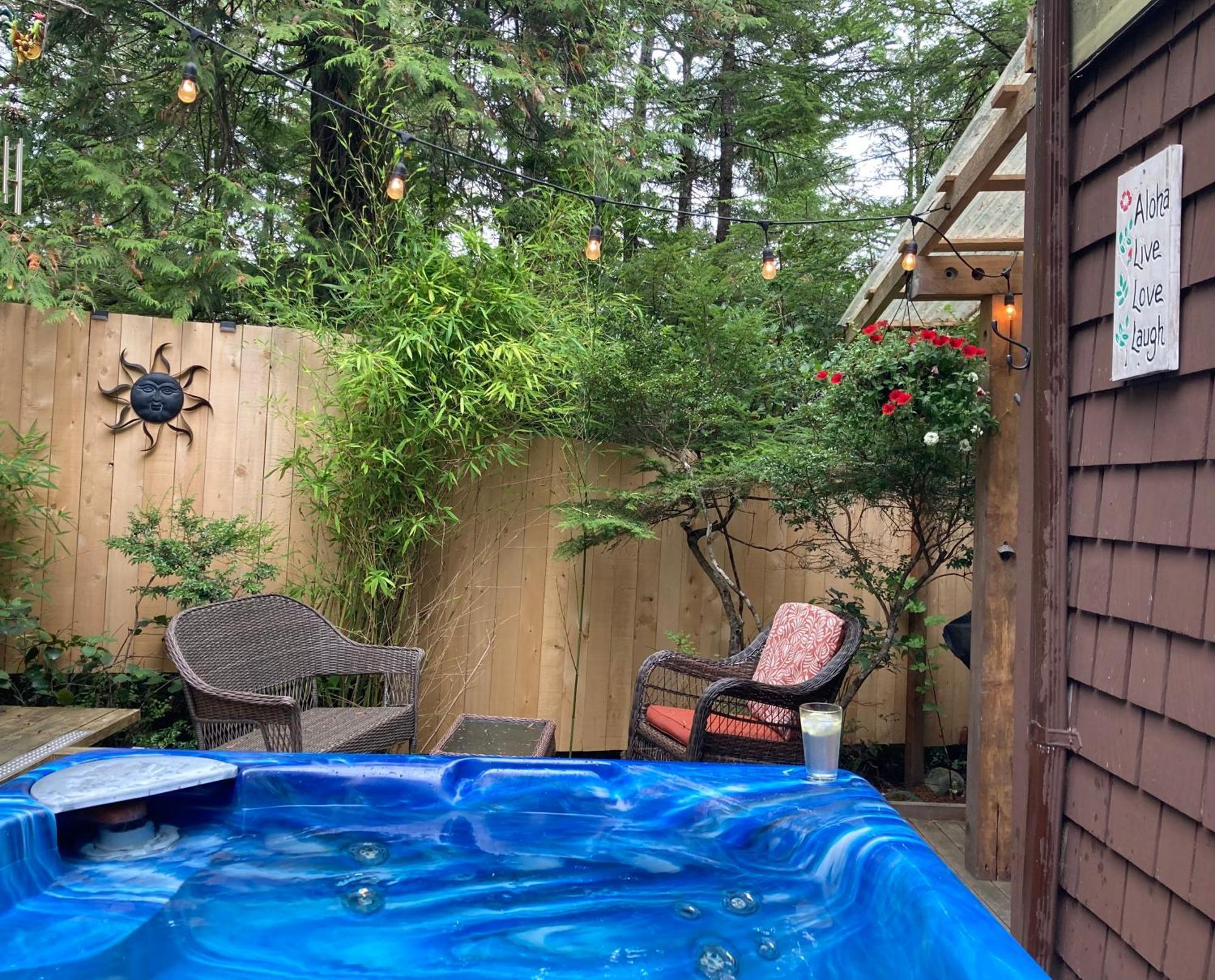 Forest Sweet Retreat Hot Tub & Wood Fired Sauna Ucluelet Buitenkant foto
